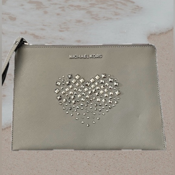Michael Kors Giftables XL Zip Clutch Bag Saffiano Leather “Gray” Heart Studs - Picture 1 of 11
